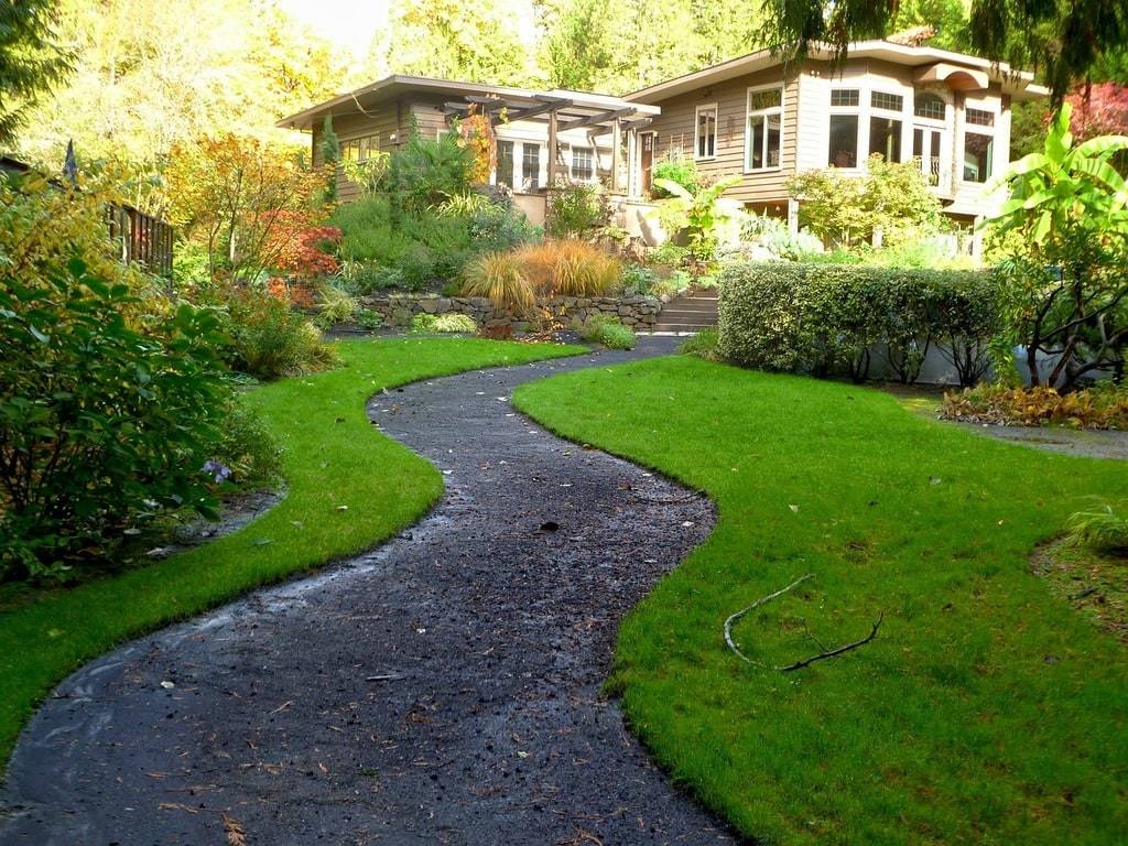 Aménager une allée de jardin avec des matériaux durables